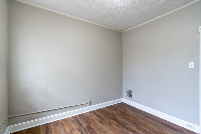 Building Photo - Newly remodeled 3 bedroom Grays Ferry Area