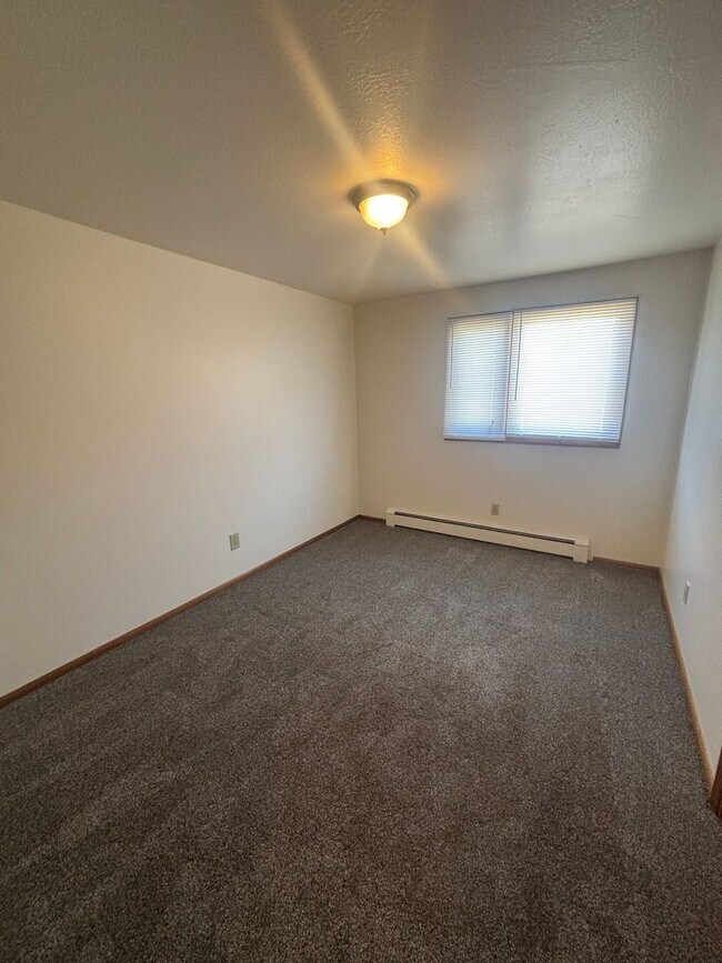 Building Photo - Maple Ave Duplex