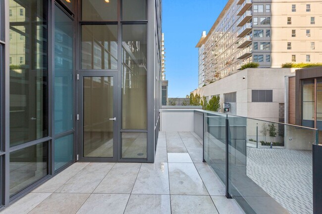 Building Photo - Luxury Executive Condo w/AC in the Heart o...