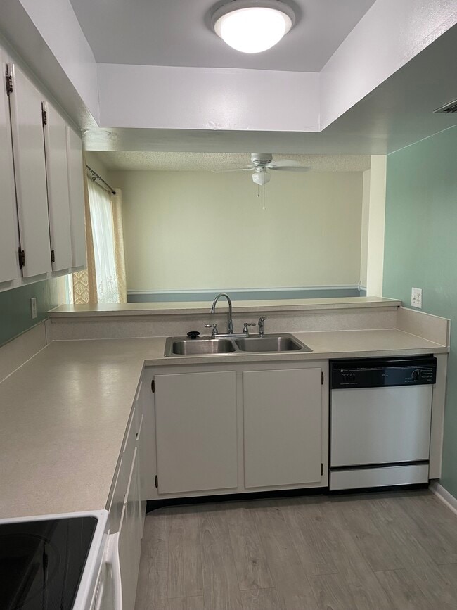 Building Photo - 610 Windrush Bay Dr