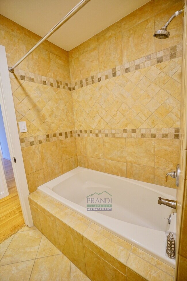 Building Photo - Beautiful Novato home with a bonus room in the backyard!