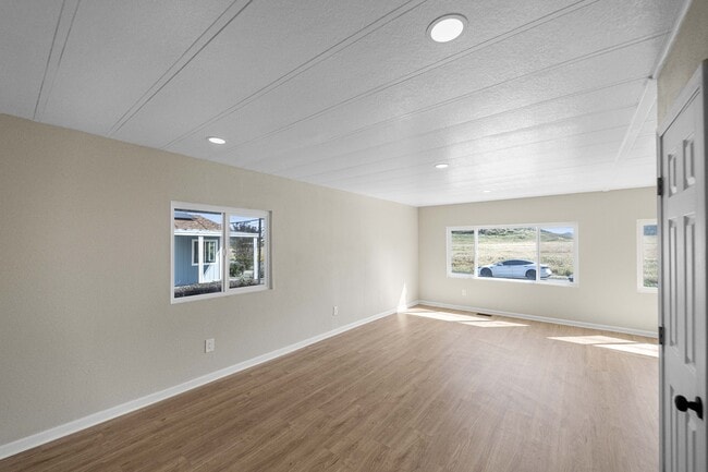 Building Photo - 34830 Lyn Ave