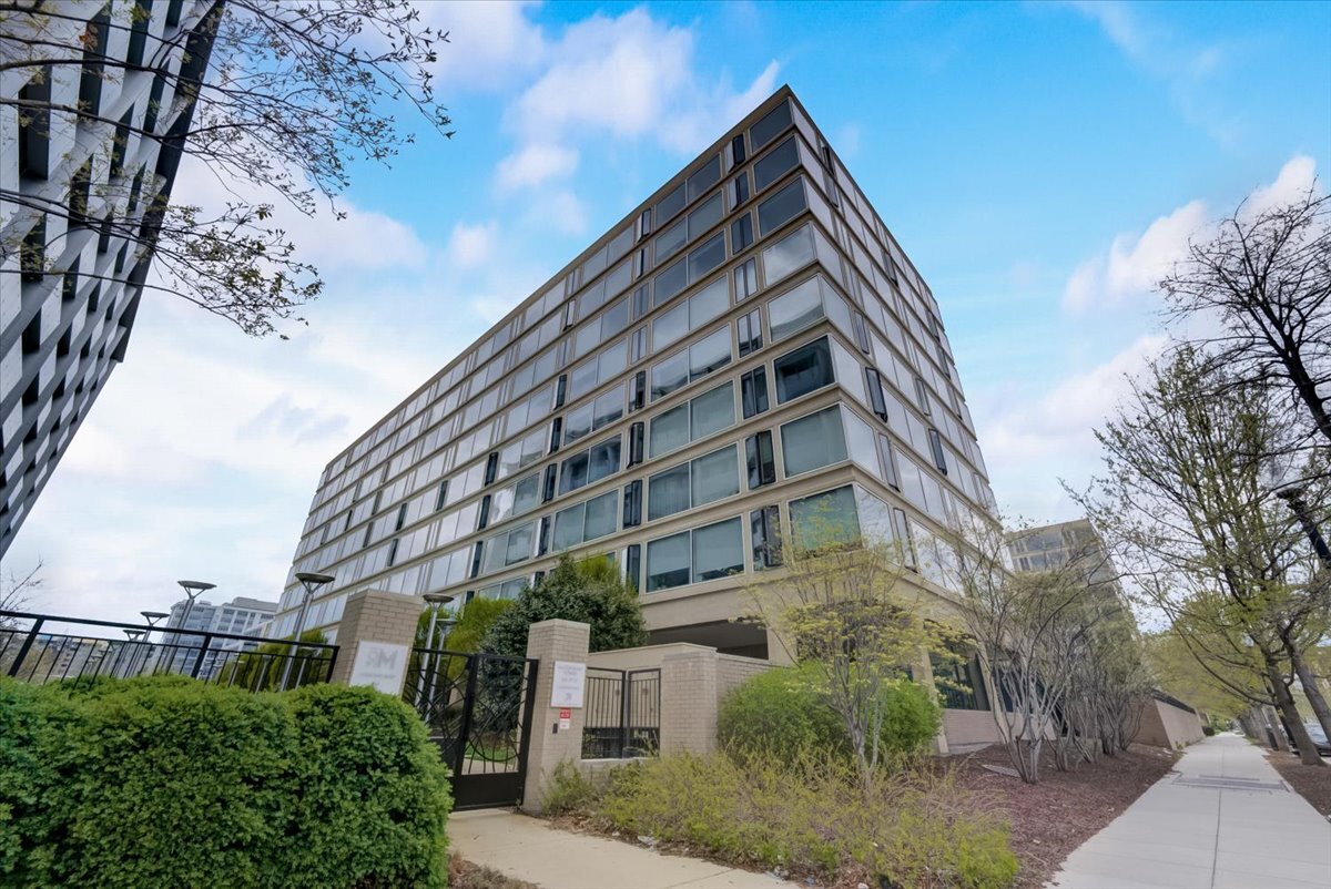 Beautiful exterior - the design looks like new construction. - 1101 3rd St SW