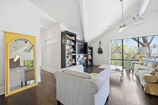 Building Photo - 261 S Limestone