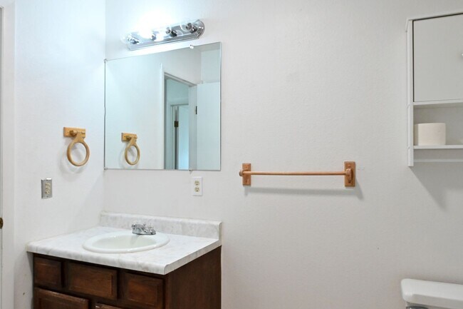 Building Photo - 2 bed 1 Bath townhouse