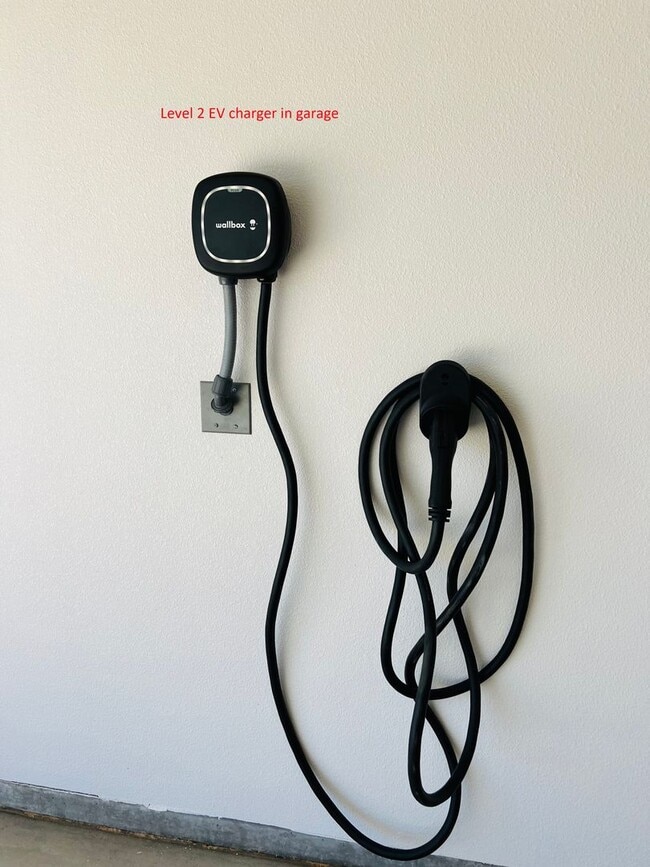 Building Photo - Elegant Nampa Home