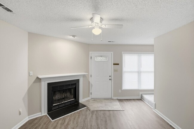 Building Photo - Oakhurst Living at Its Finest (Fresh Paint - New Carpet)