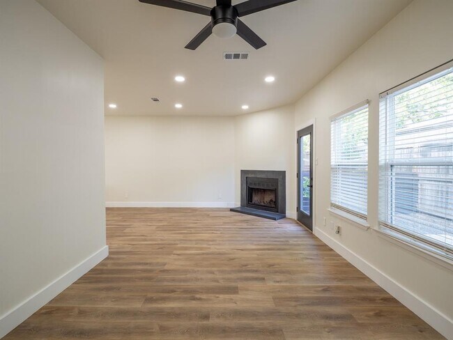 Building Photo - 201 Mockingbird Ln W