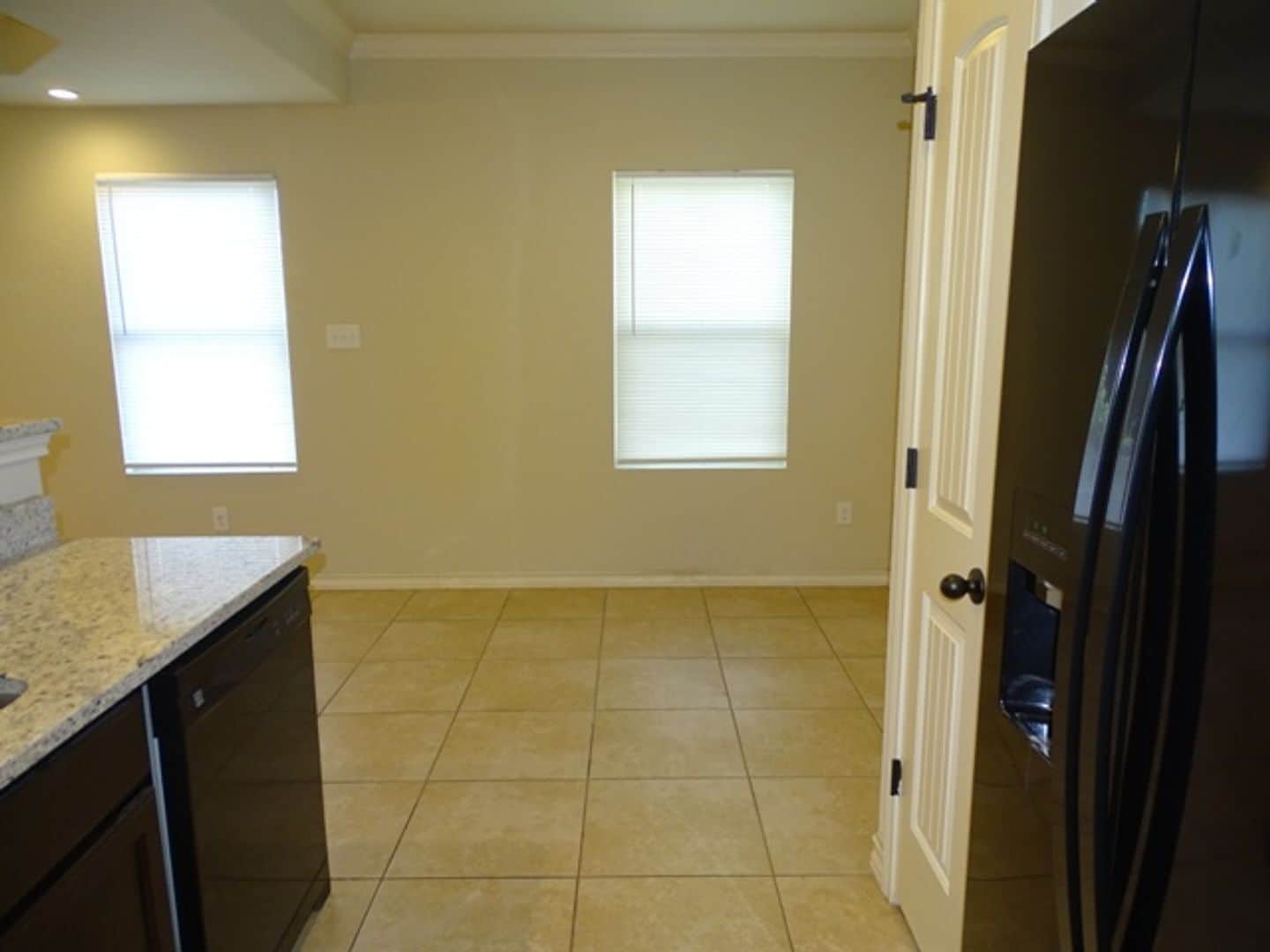 Building Photo - 7054 Lakeview Dr