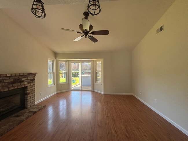 Building Photo - 1425 New England Dr