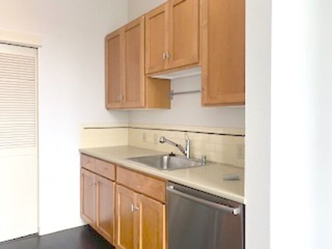 Building Photo - Sun-Filled Queen Anne Condo With Private E...