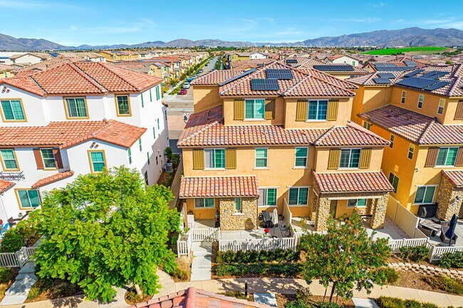 Building Photo - Beautiful 5 Bedroom Custom-Built Home in C...