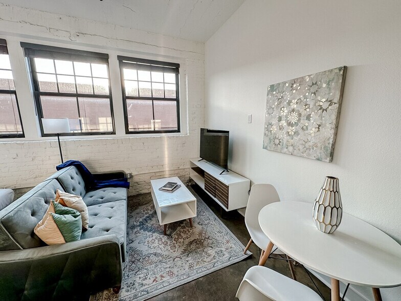 Primary Photo - 215 N Santa Fe St