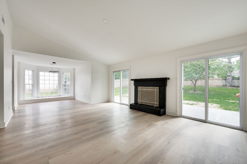 Building Photo - 520 Riverview Dr