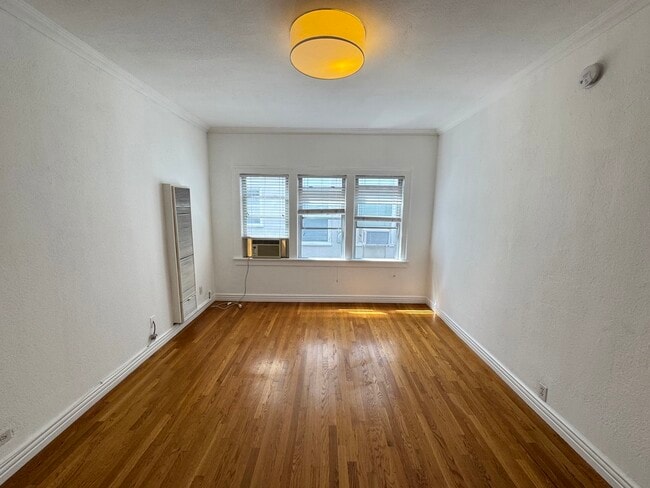 Building Photo - 1960 Argyle Ave