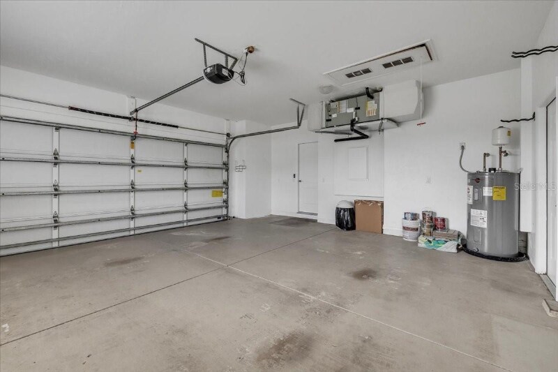 Building Photo - 3013 Royal Palm Dr