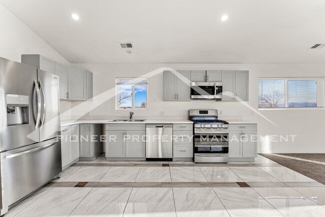 Building Photo - Upper Level Half Duplex with Central A/C and In-Unit Laundry