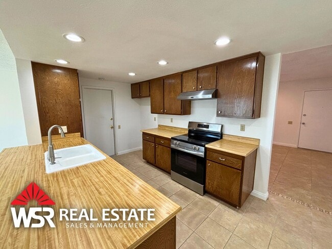 Building Photo - Sun City 55+ Community | 2 Bed, 2 Bath with Bonus Sunroom