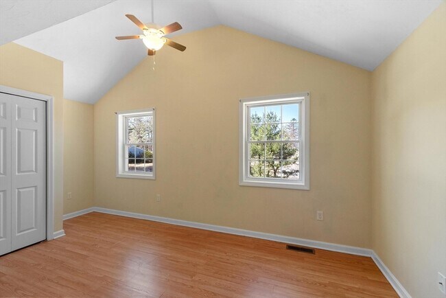 Building Photo - 27 Pine St