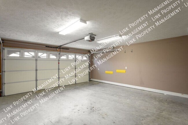 Building Photo - Beautiful large 1800 sf 3/2 for $2000 Townhome in Hixson with a garage and attic storage!