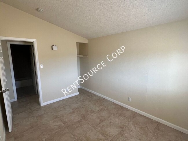 Building Photo - 2 Bedroom, 1 Bath Duplex For Rent in Calif...