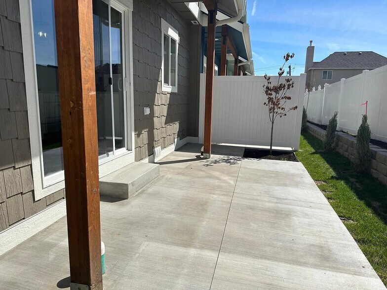 Building Photo - 910 Poplar Ave