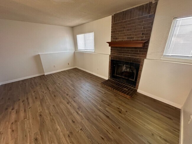 Building Photo - $895 - 2 bed 1.5 bath beautiful bi-level a...