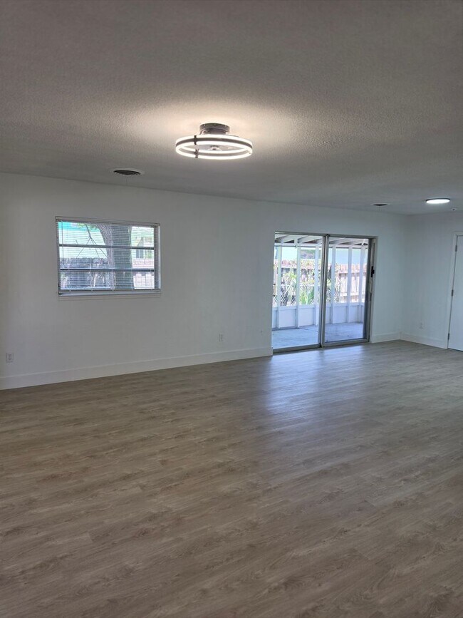 Building Photo - FOR RENT!!! SIMPLY STUNNING AND SPACIUS 3 BED 2 BATH SINGLE FAMILY HOME..