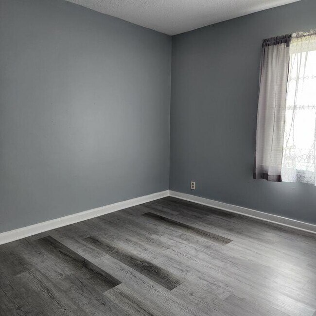 Building Photo - 4206 E 33rd St