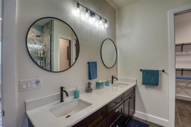 Building Photo - 7002 Deepwood Dr