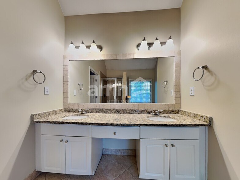 Building Photo - 2235 Saluda Ln NW