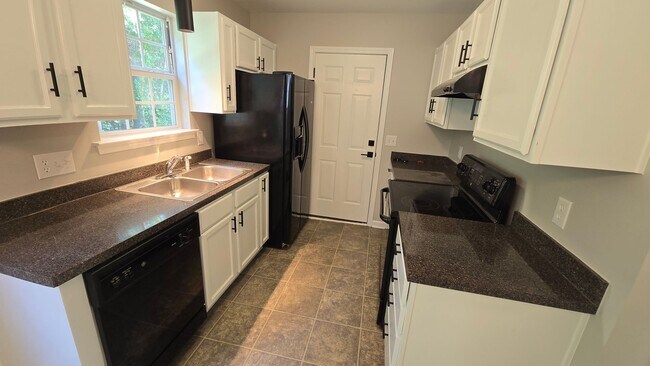 Building Photo - 614 Summerhill Dr