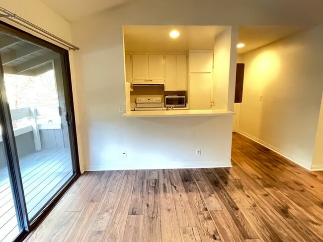 Building Photo - Unique Condo In Irvine