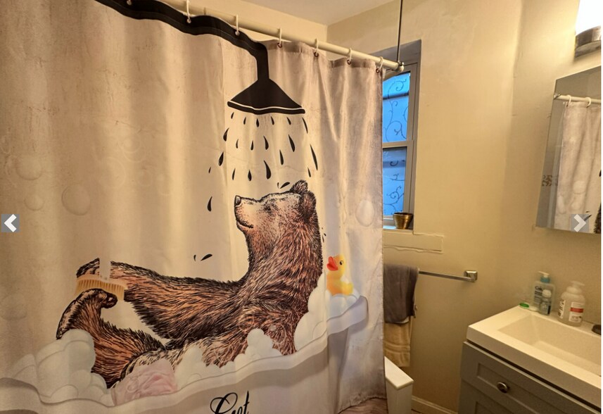 Building Photo - 65 Burbank St