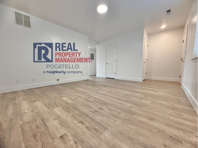 Building Photo - 3 Bedroom 1.5 Bath duplex - 1 car garage