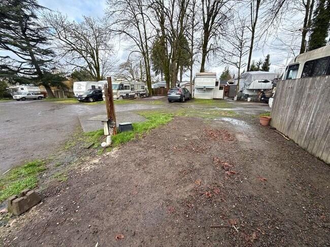 Building Photo - 3010 Phyllis St NE