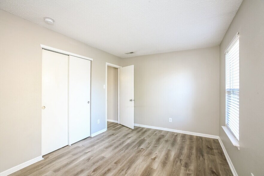 Building Photo - 6881 W Stansbury Blvd