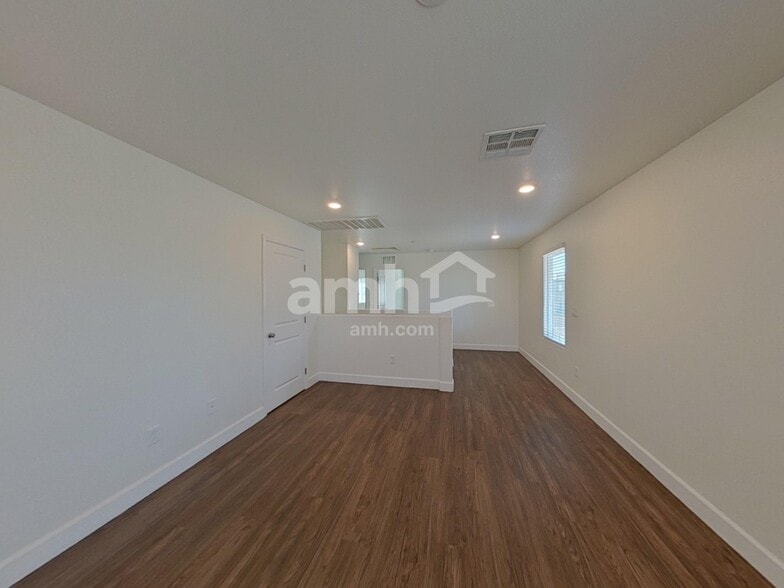 Building Photo - 696 N Water St