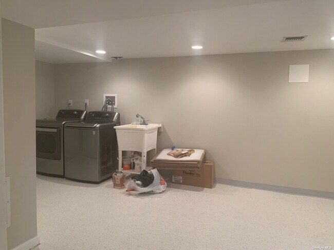 Building Photo - 2 Linden St