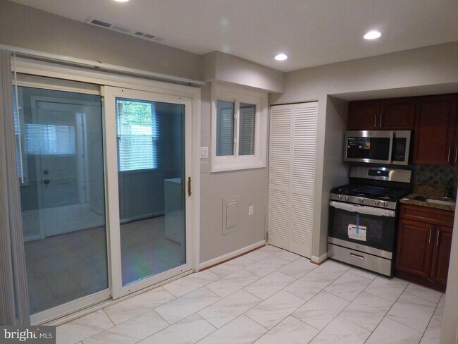 Building Photo - 1204 Westview Terrace