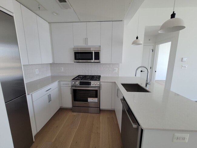 Building Photo - Gorgeous and Affordable Condo