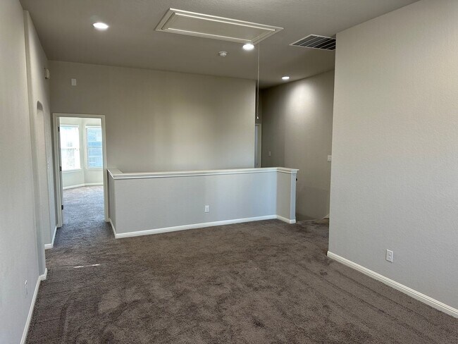 Building Photo - GORGEOUS 4BR 2.5 BATH WITH LOTS OF NEIGHBO...