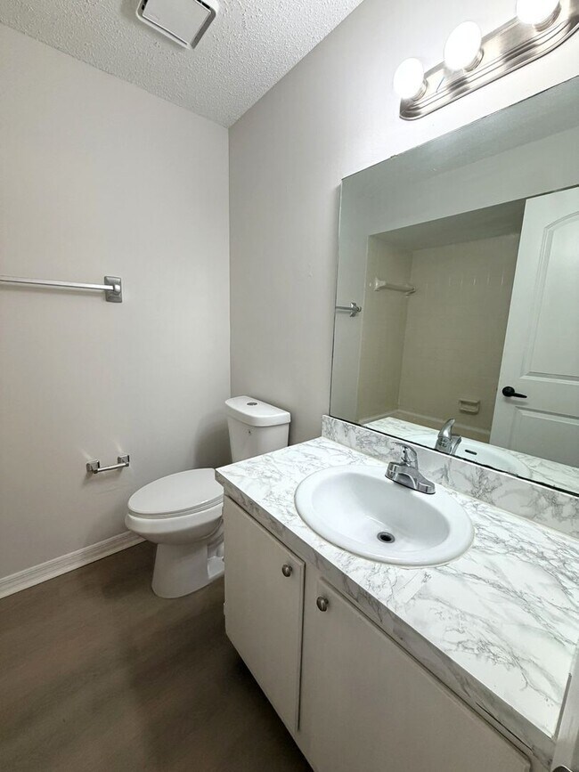 Building Photo - 5646 Pinebay Cir N