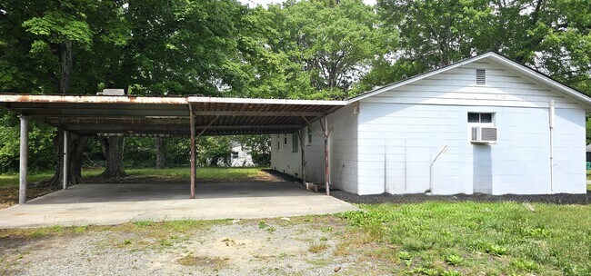Building Photo - 1001 Burton Ave