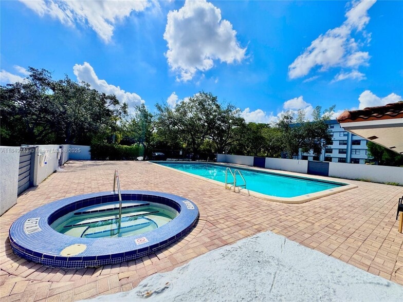 Building Photo - 2401 Riverside Dr