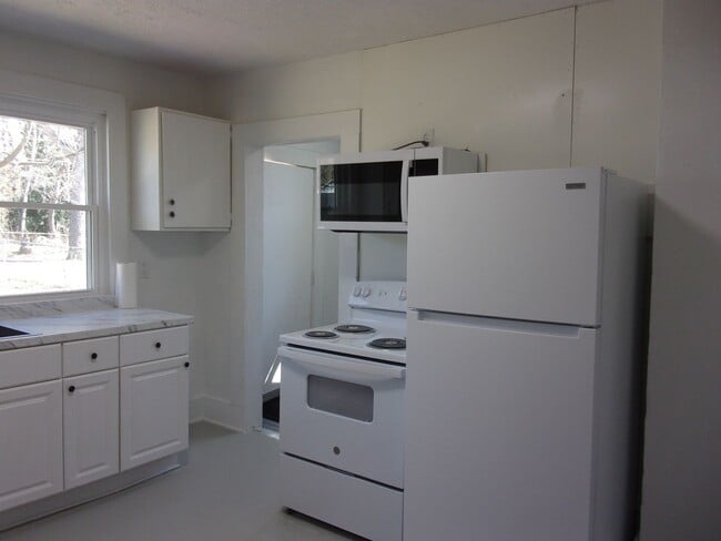 Building Photo - Fully Renovated Home close to I-77