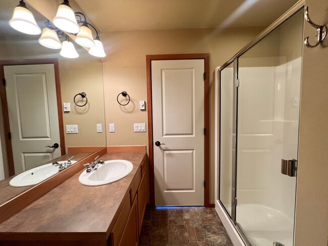 Building Photo - Spacious 2 Bed 2.5 Bath Townhome with Atta...