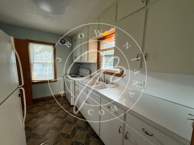 Building Photo - Close to University of Toledo 4 bedroom 2 bathroom home.