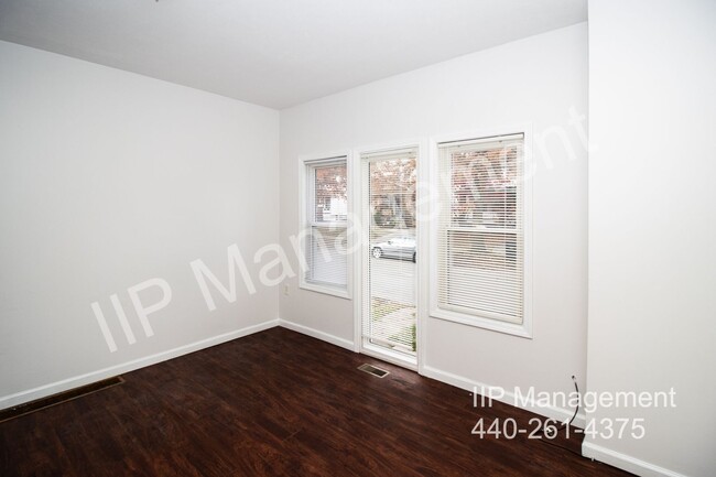 Building Photo - Newly updated 2 bedroom/1 bath in the Lora...