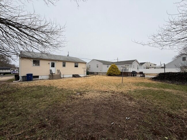 Building Photo - 36 Collins Ln